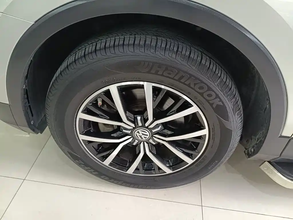 Photo 23 - Volkswagen Tiguan L