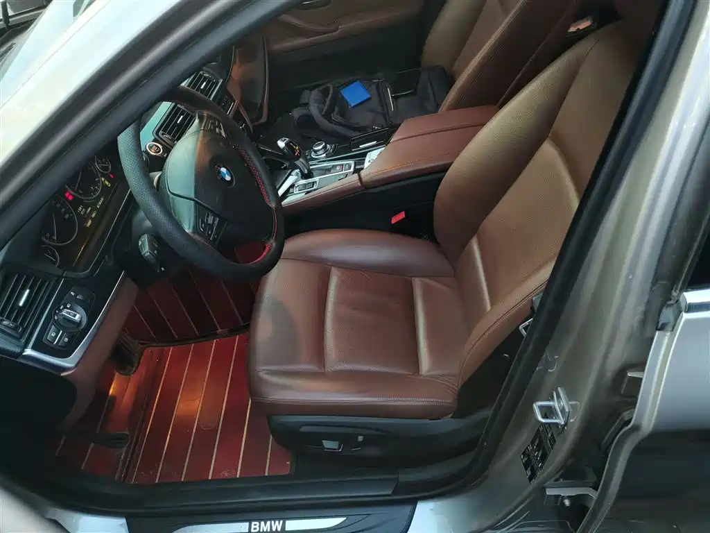 BMW 5 Series (Import) 2014 520i Classic фото 8