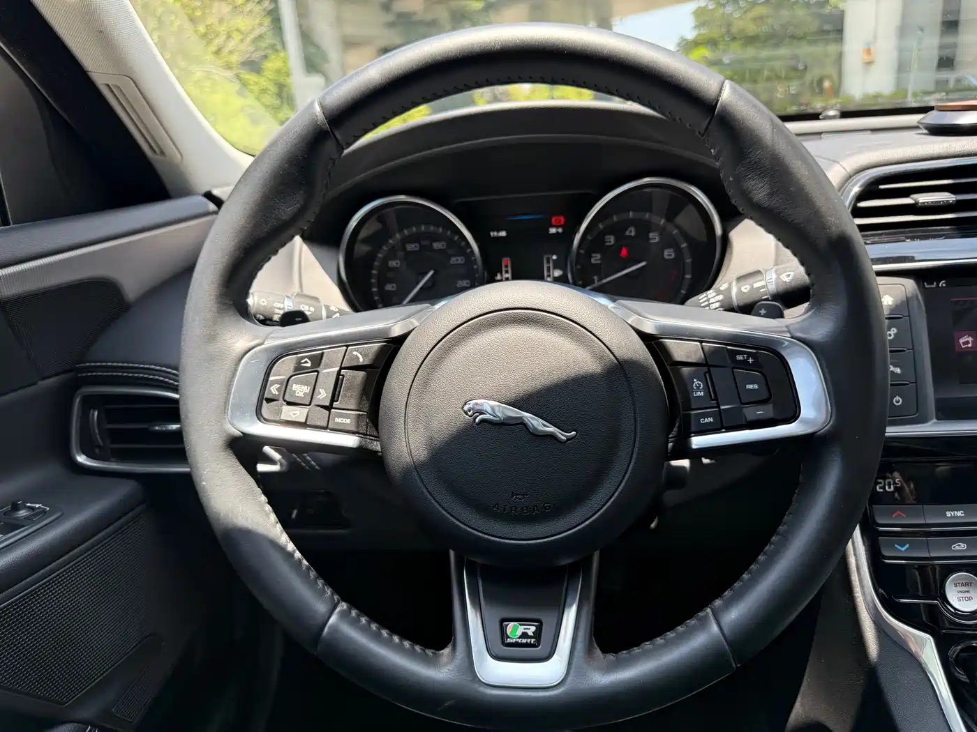 Jaguar XE 2015 2.0T 200PS R-Sport фото 13