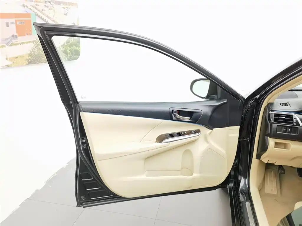 Toyota Camry 2015 2.5G Luxury Navigation Edition фото 8