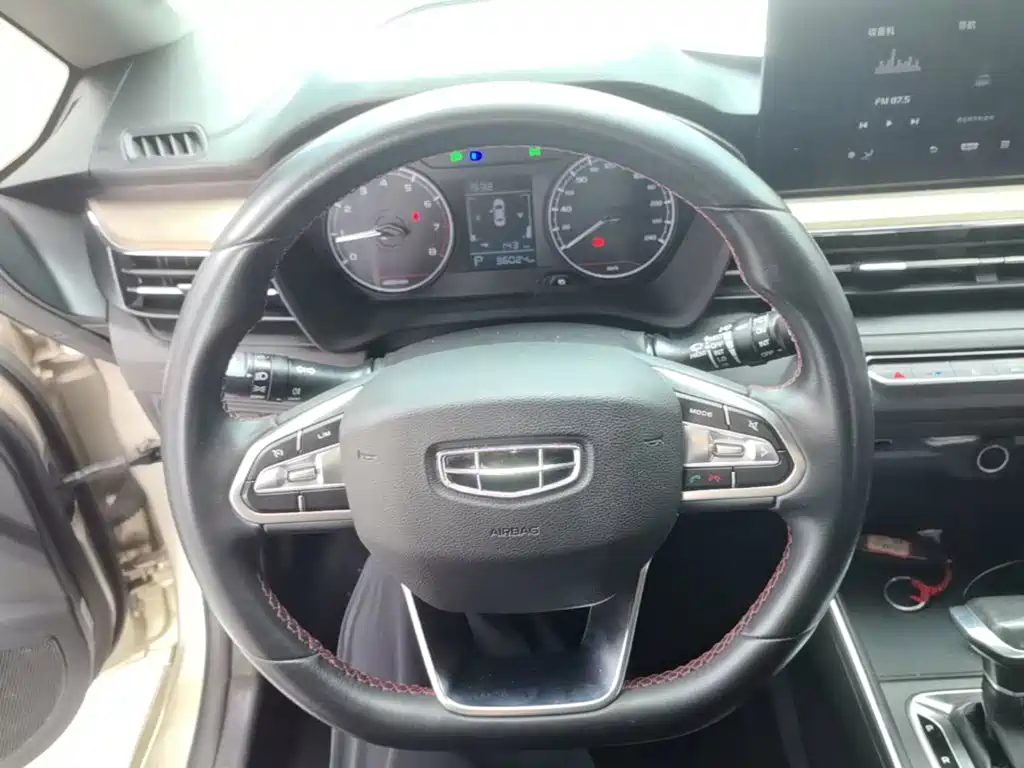 Фото 11 - Geely Vision X3