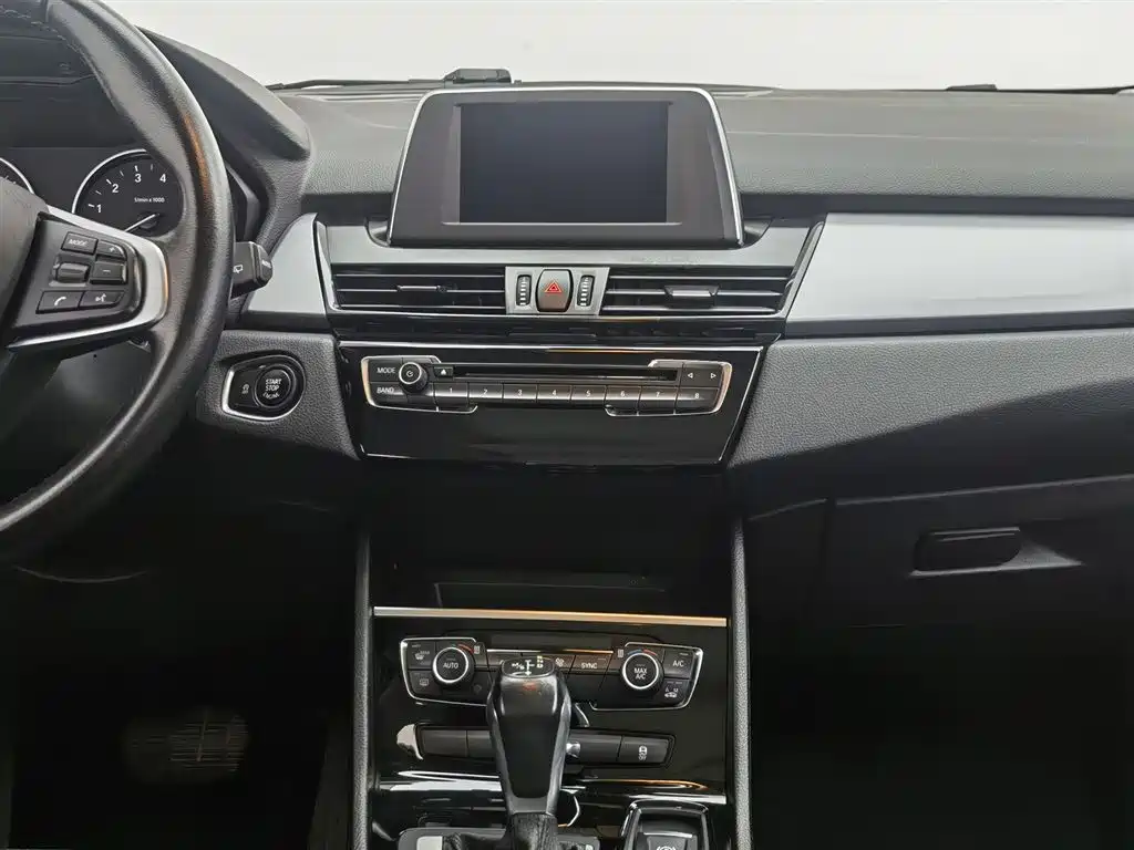 BMW 2 Series Touring 2016 218i Leading фото 12