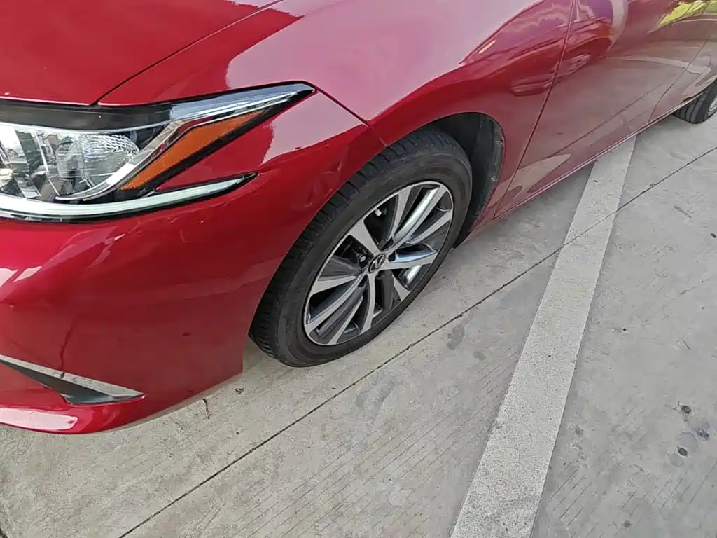 Фото 23 - Lexus ES