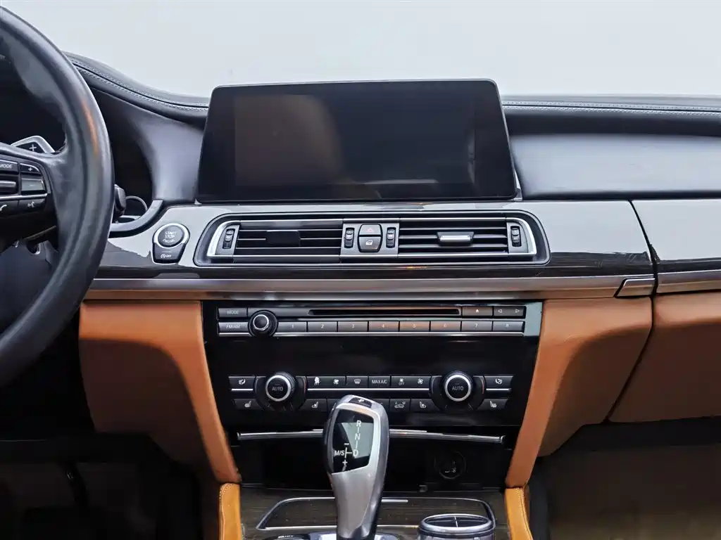 BMW 7 Series 2013 Model 740Li Leading фото 12