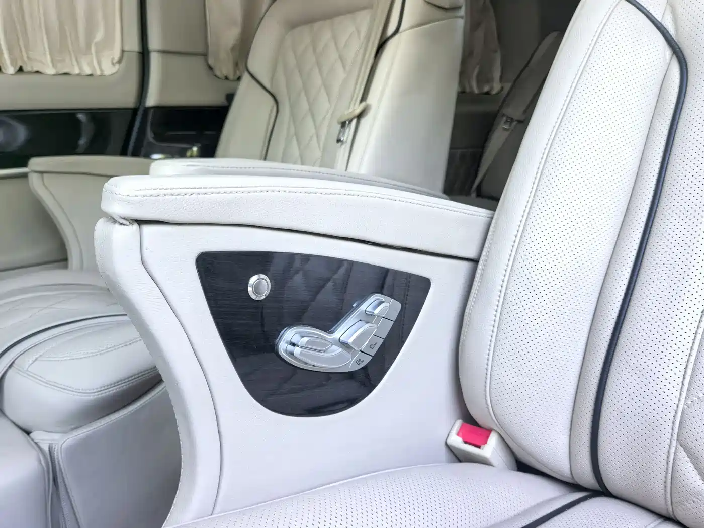 Mercedes-Benz V-Class 2017 Model V 260 L Premium Extended Edition фото 16