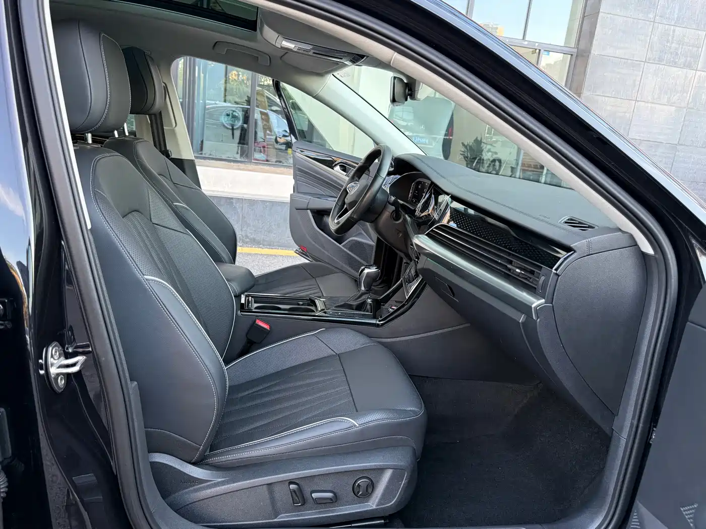 Volkswagen Passat 2022 330TSI Starlight Luxury Edition фото 17