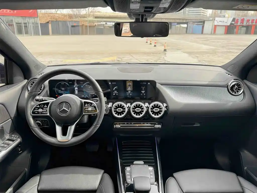 MERCEDES-BENZ GLA
