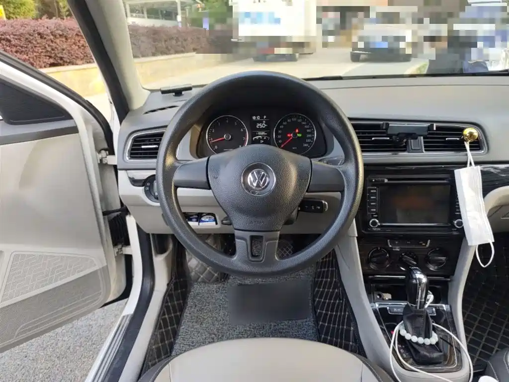 Volkswagen Lavida Tour 2013 1.4TSI Automatic Comfort фото 3