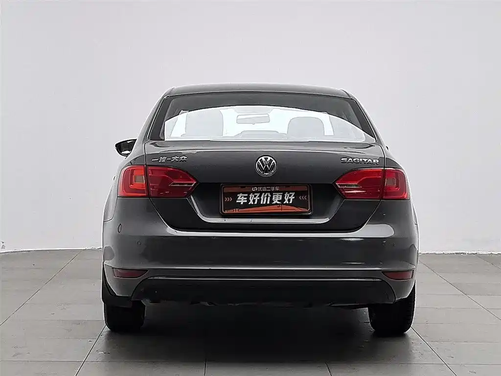 Volkswagen Sagitar 2014 Facelift 1.6L Manual Leading Version фото 4