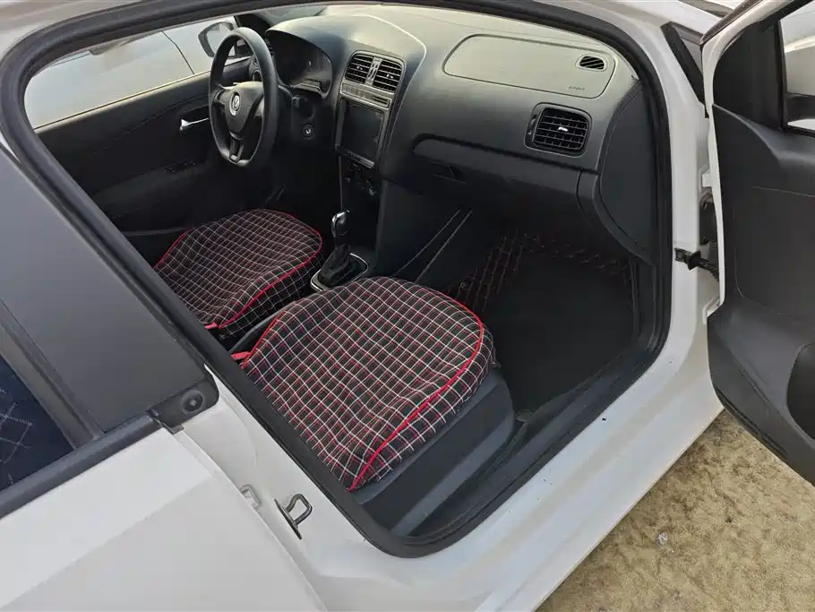 Volkswagen Polo 2016 1.4L Automatic Trend фото 8