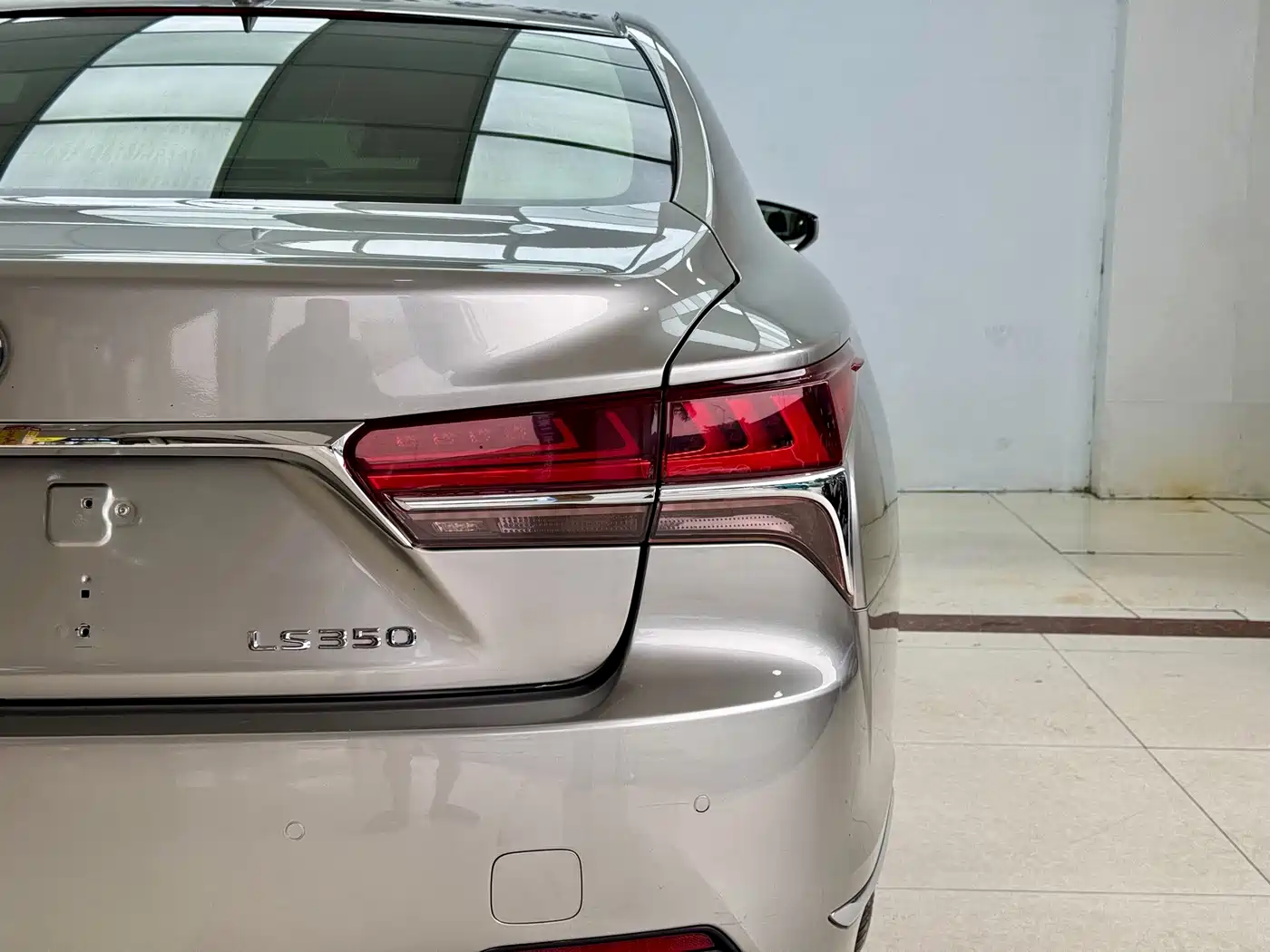 Photo 23 - Lexus LS