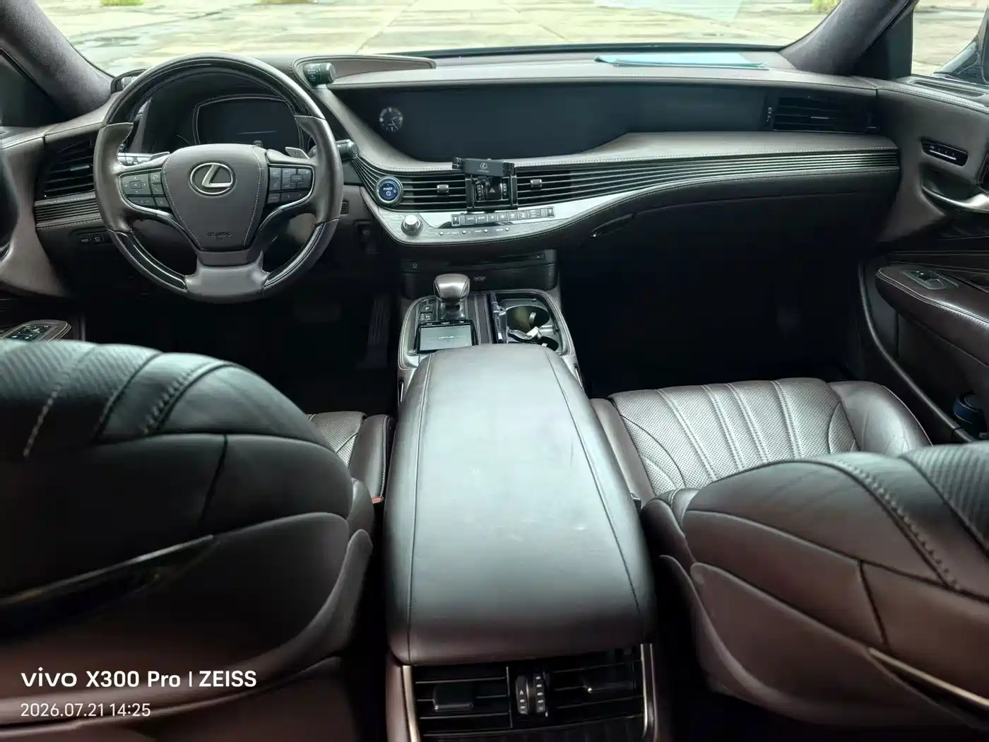 Фото 11 - Lexus LS