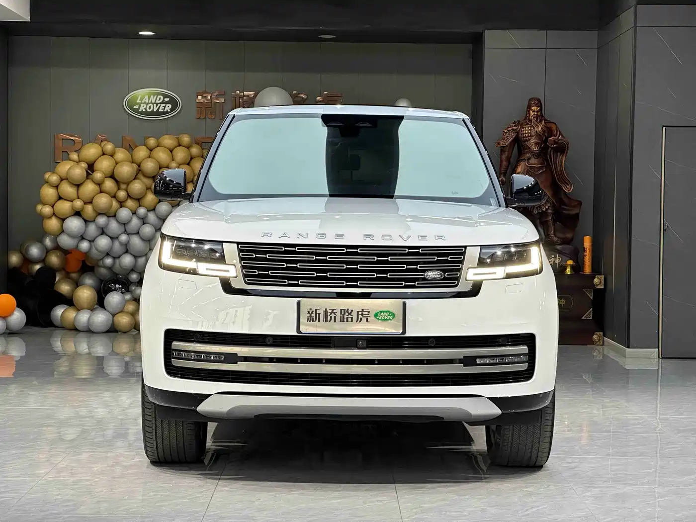 Land Rover Range Rover 2023 3.0 L6 360PS Golden Age Edition фото 2