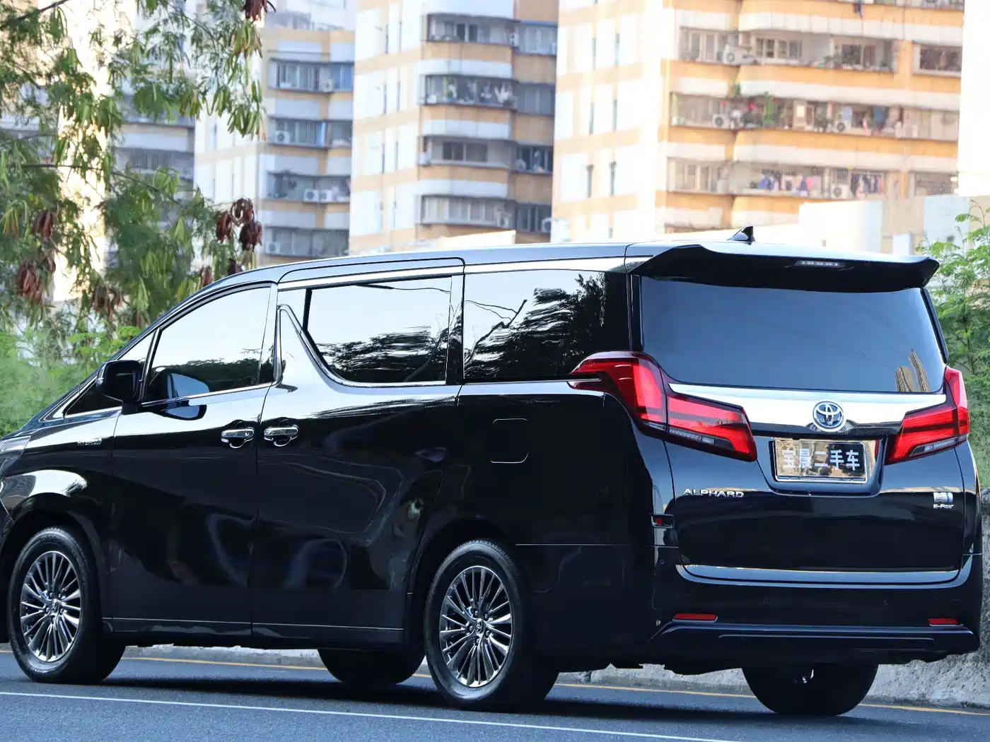 Toyota Alphard 2021 Hybrid 2.5L Luxury фото 4
