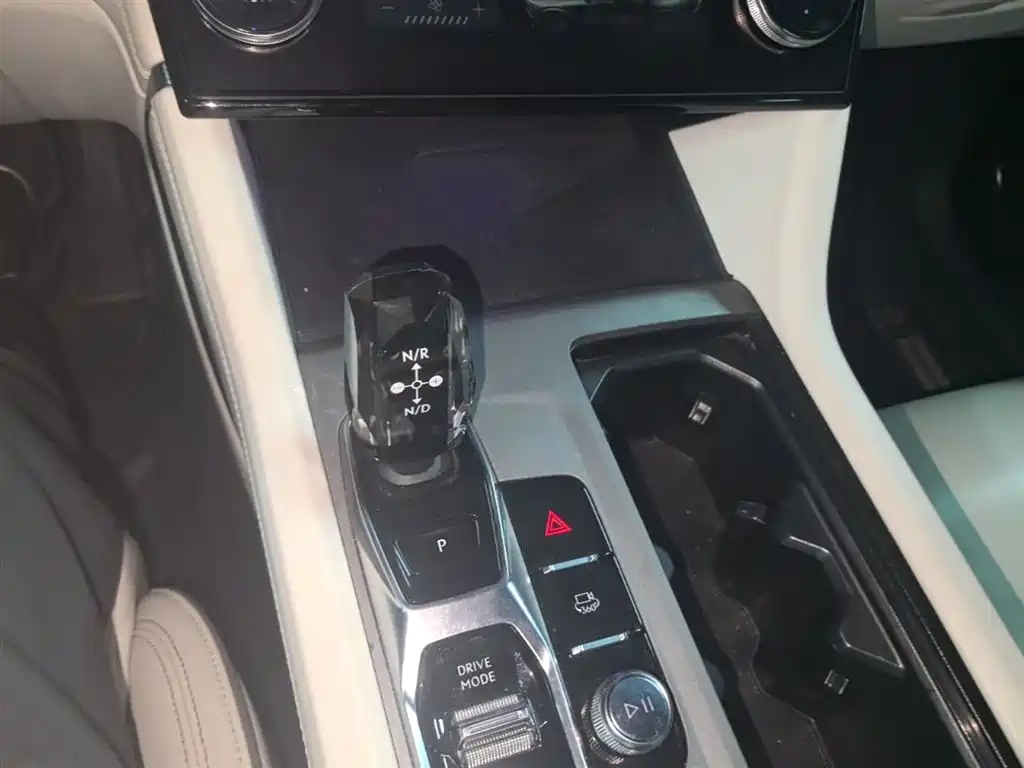 Lynk & Co 09 EM-P 2021 2.0T PHEV Ultra 6-seater фото 14
