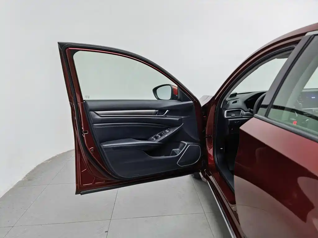 Фото 8 - Honda Accord