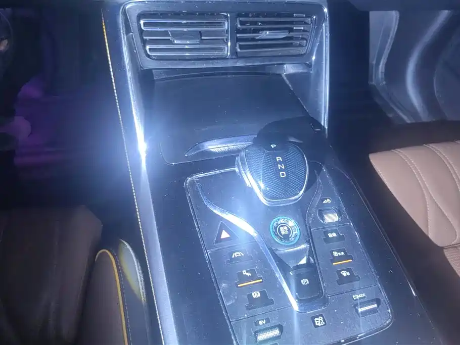 BYD Tang New Energy 2021 DM-i 112KM Honor фото 16