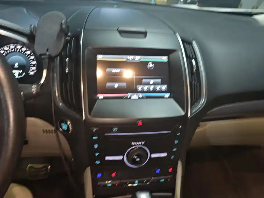 Photo 13 - Ford Edge