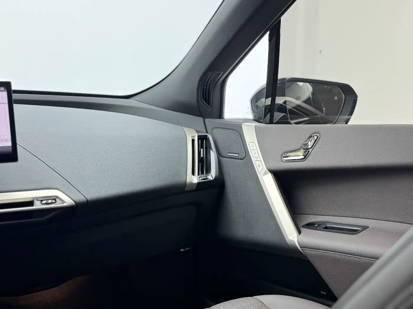 BMW iX 2023 Facelift xDrive40 фото 17