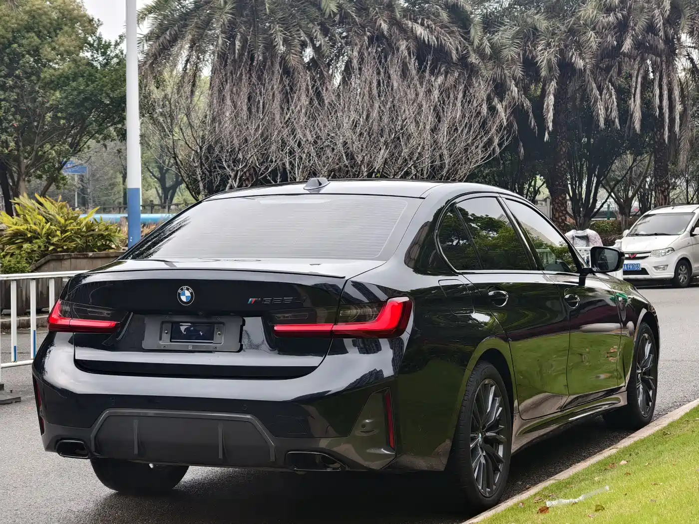 BMW 3 Series 2024 325Li M Sport Shadowline Package фото 7