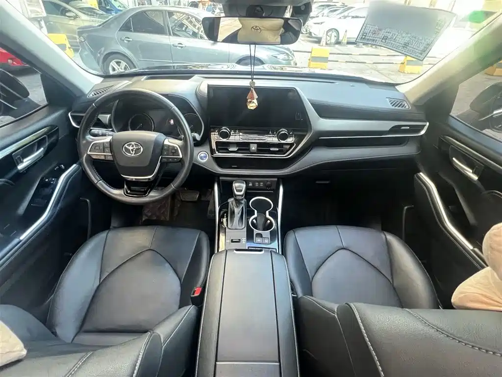 TOYOTA HIGHLANDER