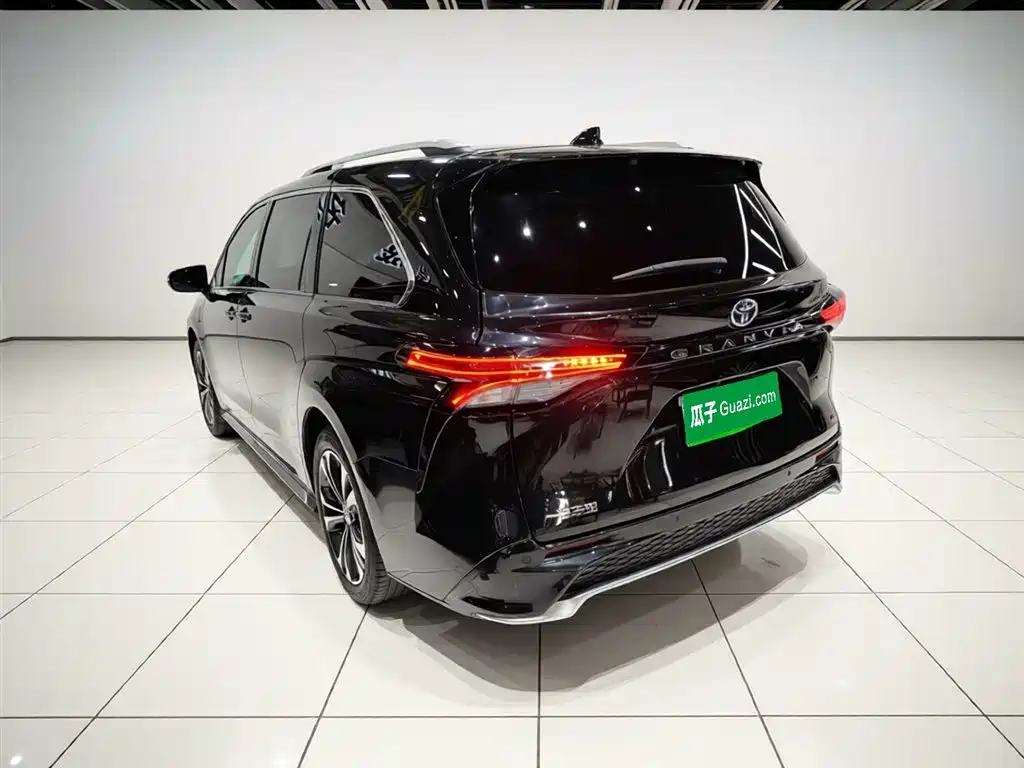Toyota Granvia 2023 2.5L Hybrid VIP Edition фото 5