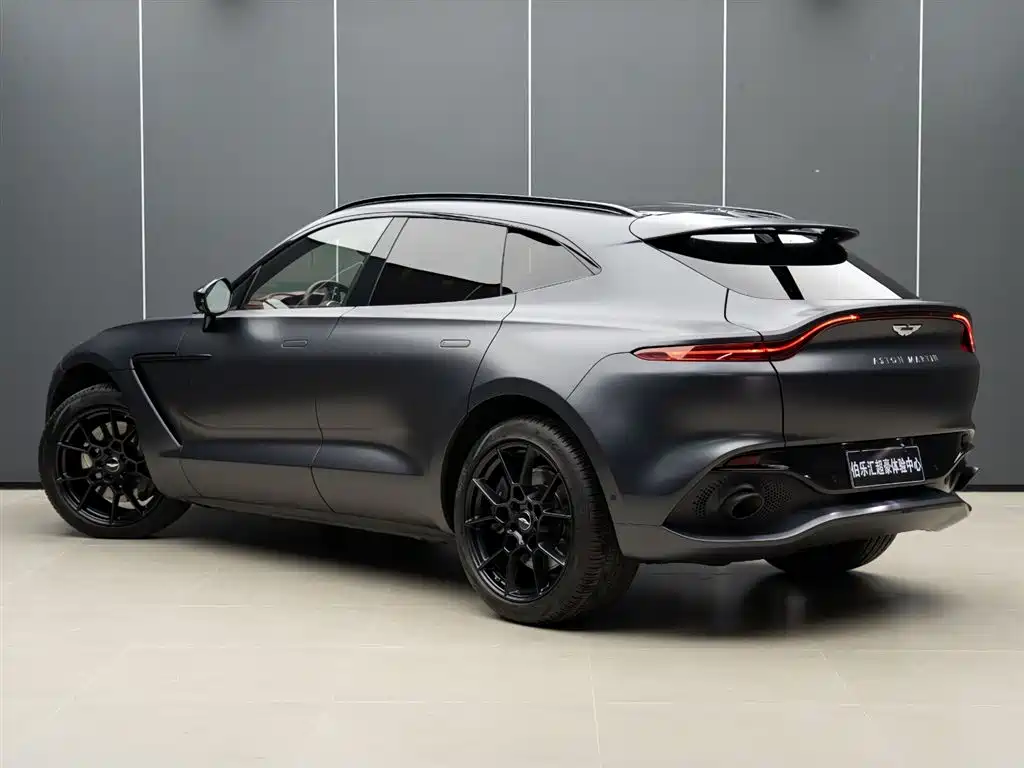 ASTON MARTIN DBX