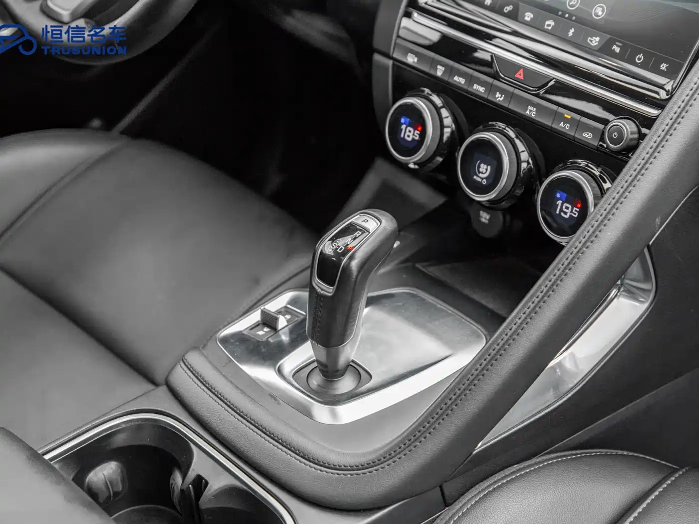 Фото 19 - Jaguar E-PACE