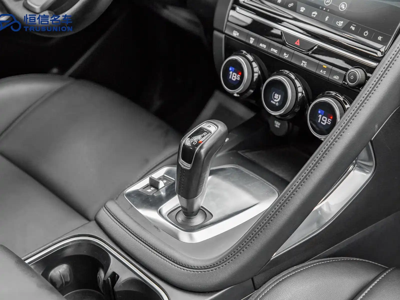 Фото 19 - Jaguar E-PACE
