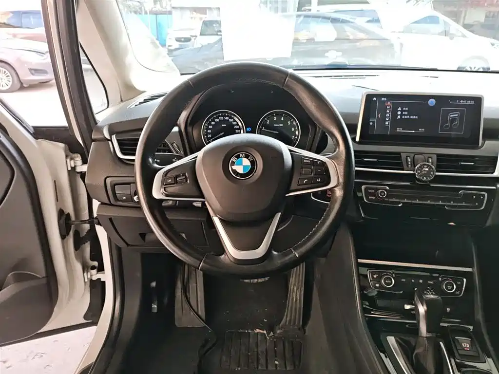BMW 2 Series Touring 2018 218i Luxury Line фото 8