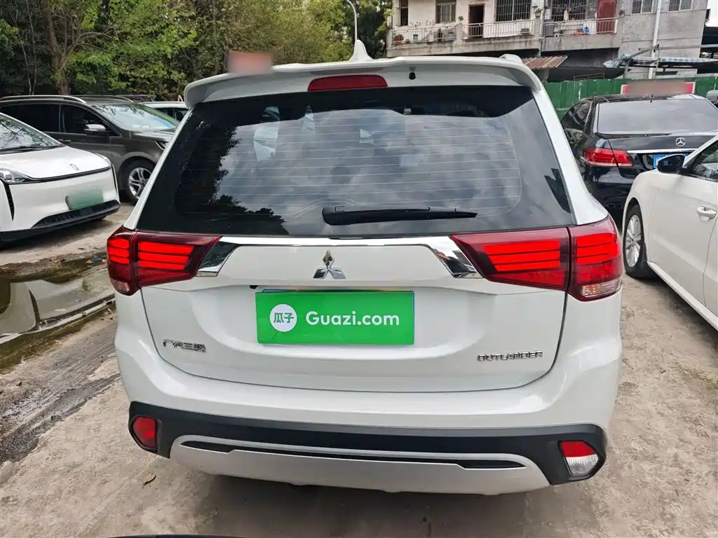 MITSUBISHI OUTLANDER