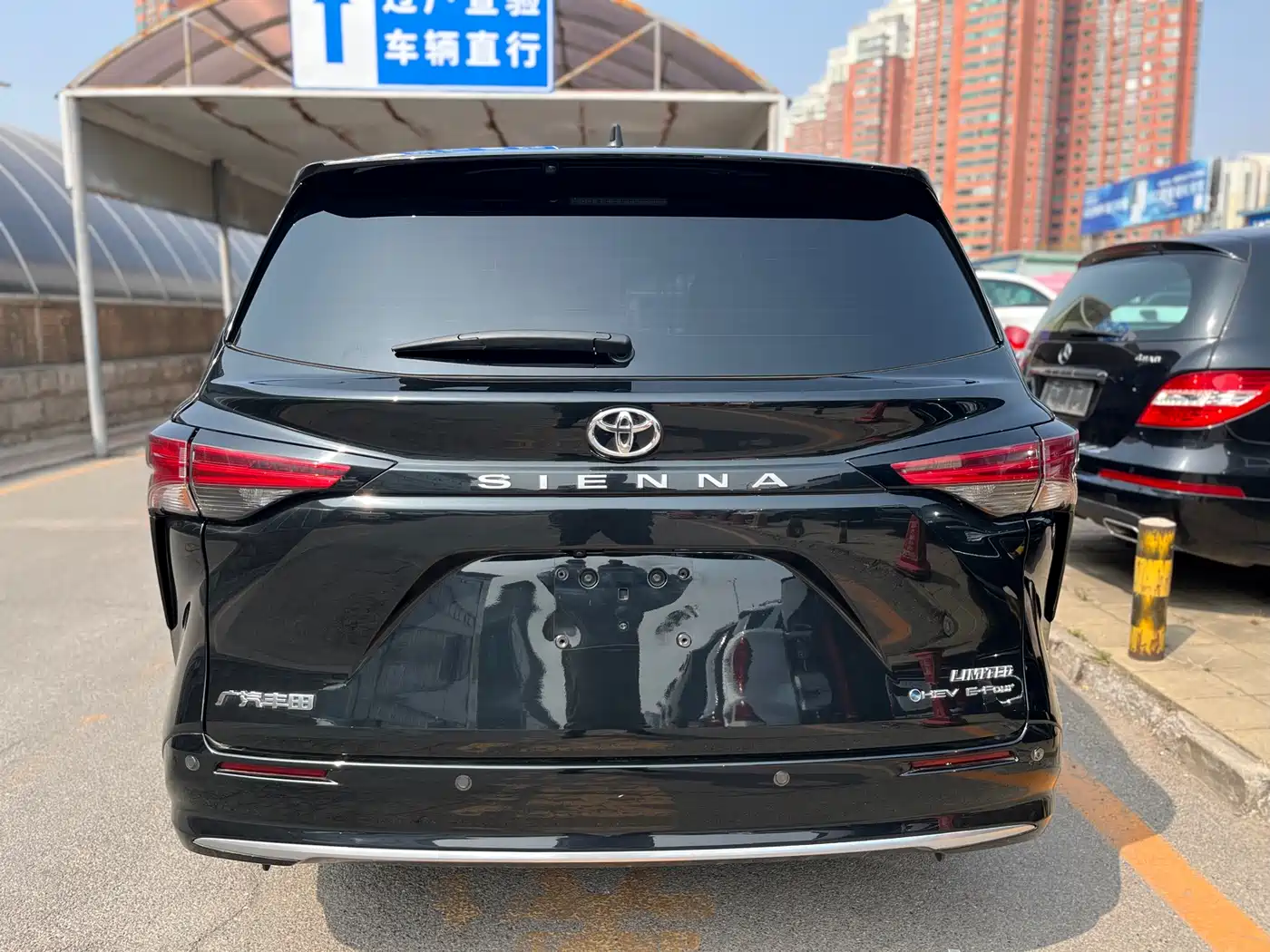 Toyota Sienna 2024 2.5L Hybrid 4WD Premium Edition фото 5