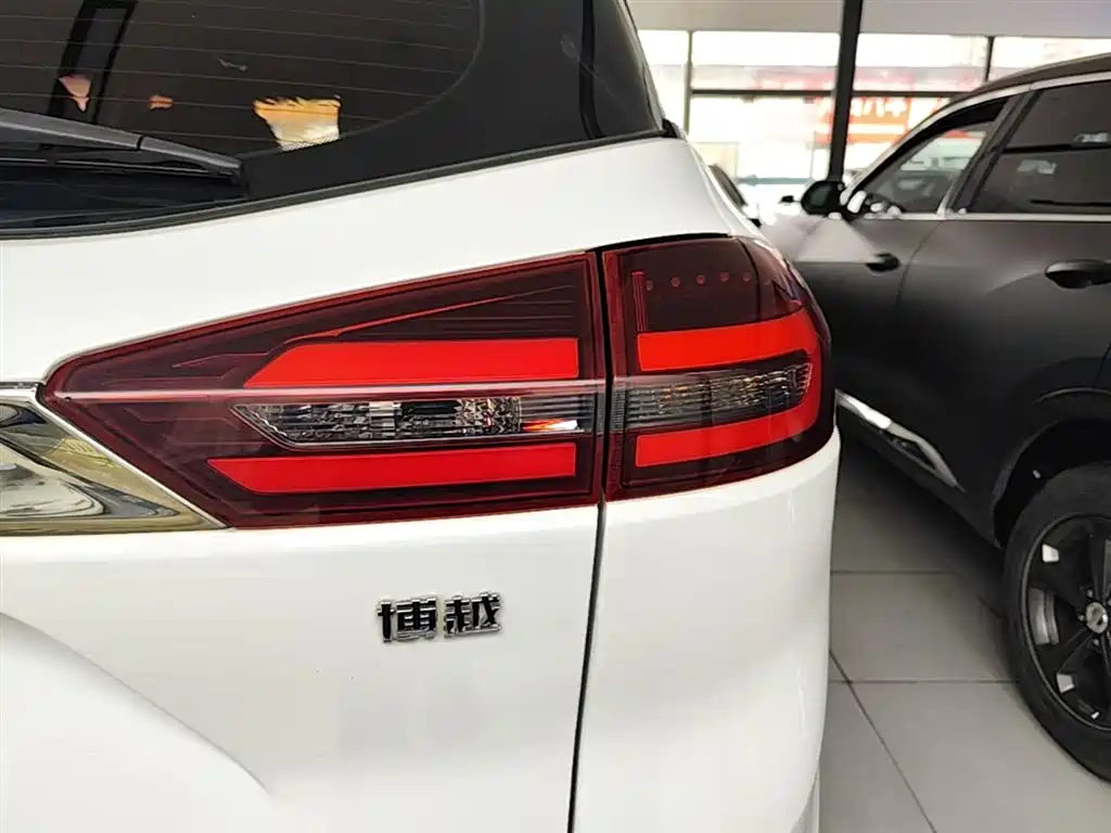 Фото 8 - Geely Atlas