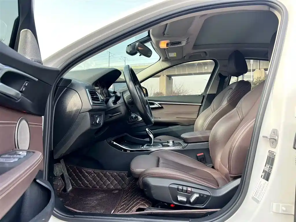 BMW 1 Series 2022 120i M Sport Shadow Edition фото 7