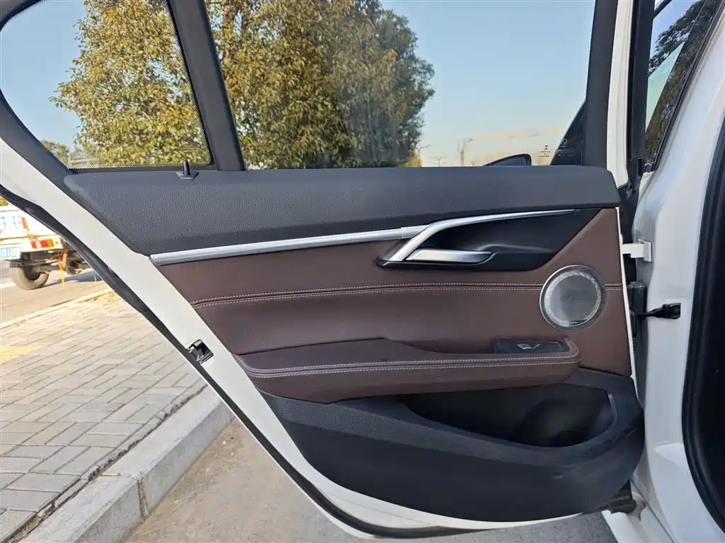 BMW 1 Series 2022 120i M Sport Shadow Edition фото 22