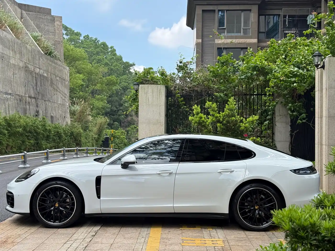 Porsche Panamera 2023 Facelift Panamera 2.9T Platinum Edition фото 3