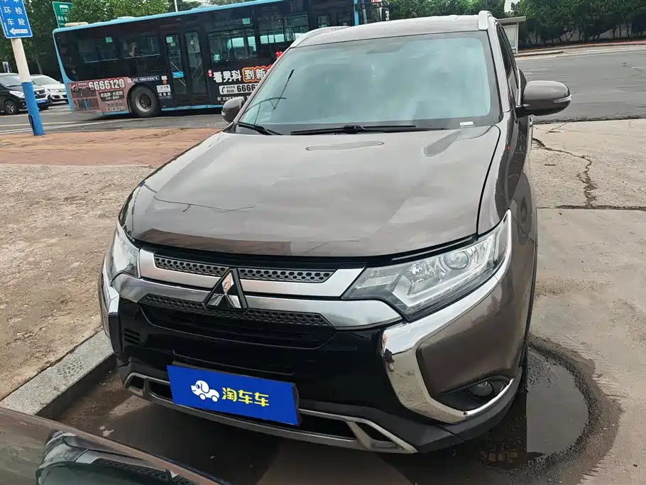 Mitsubishi Outlander 2020 2.0L 2WD Premium 5-seater фото 2