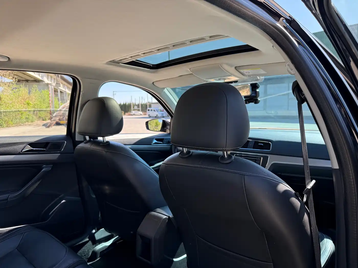 Volkswagen Lavida 2015 1.6L Automatic Comfort Edition фото 15
