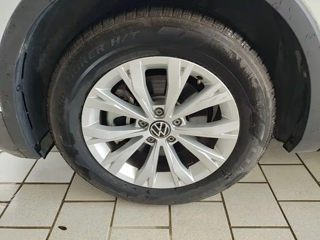 Фото 23 - Volkswagen Tiguan L