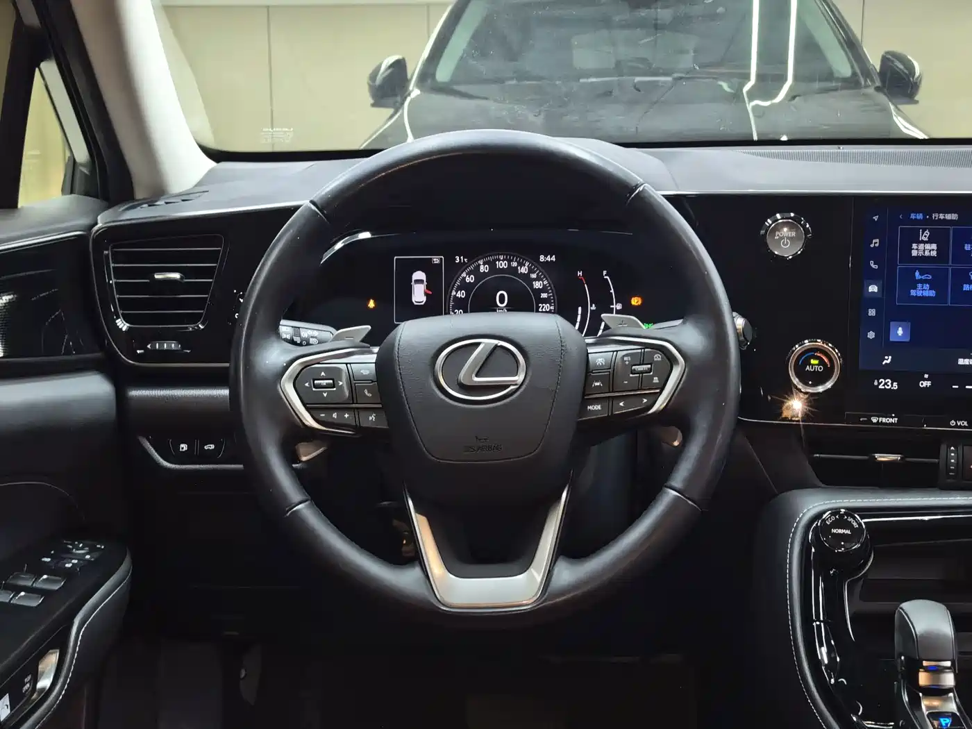 Фото 24 - Lexus NX