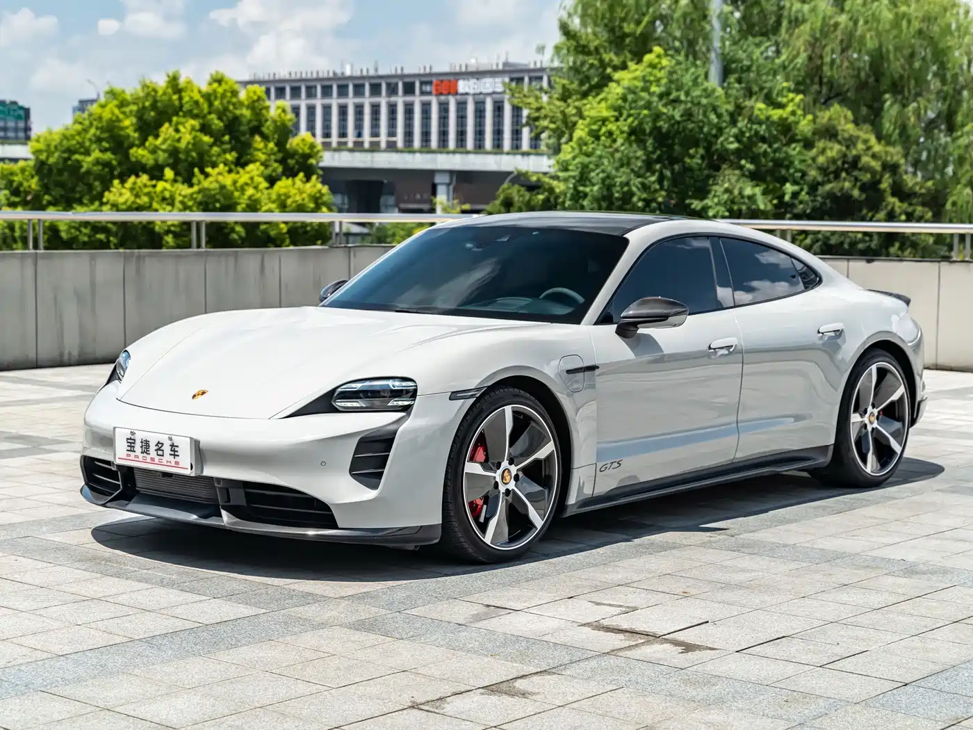 Фото 1 - Porsche Taycan