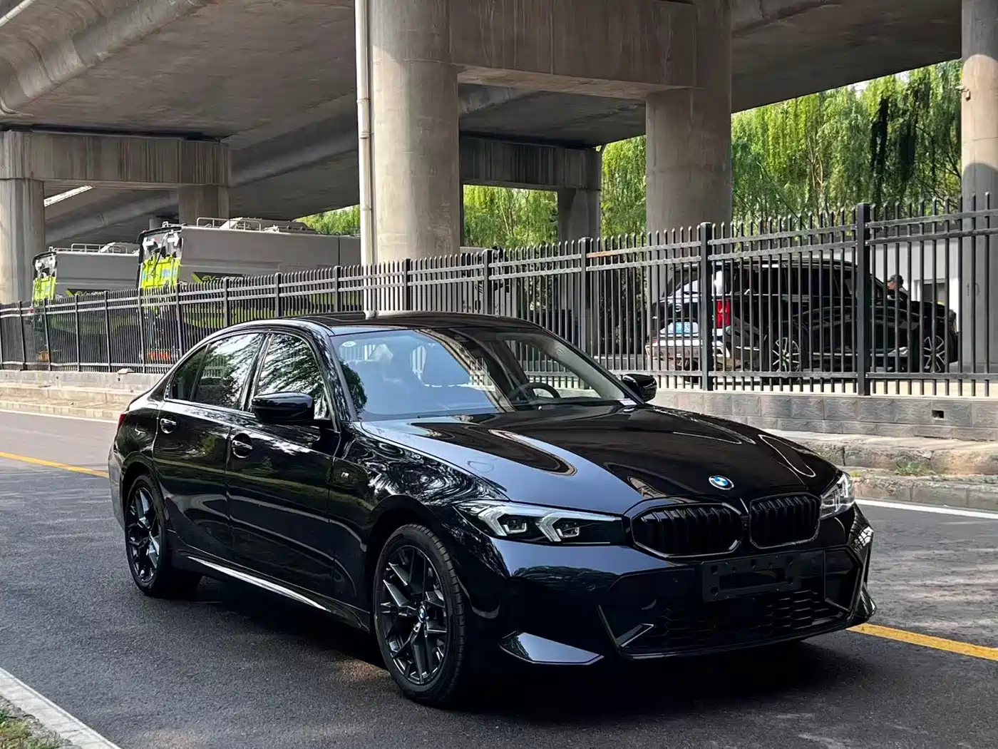 BMW 3 Series 2026 330Li M Sport Shadowline Package фото 2