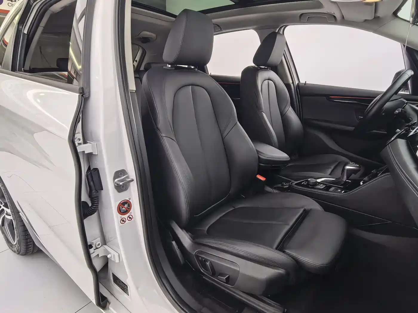 BMW 2 Series Touring 2016 218i Sport Design Package фото 7