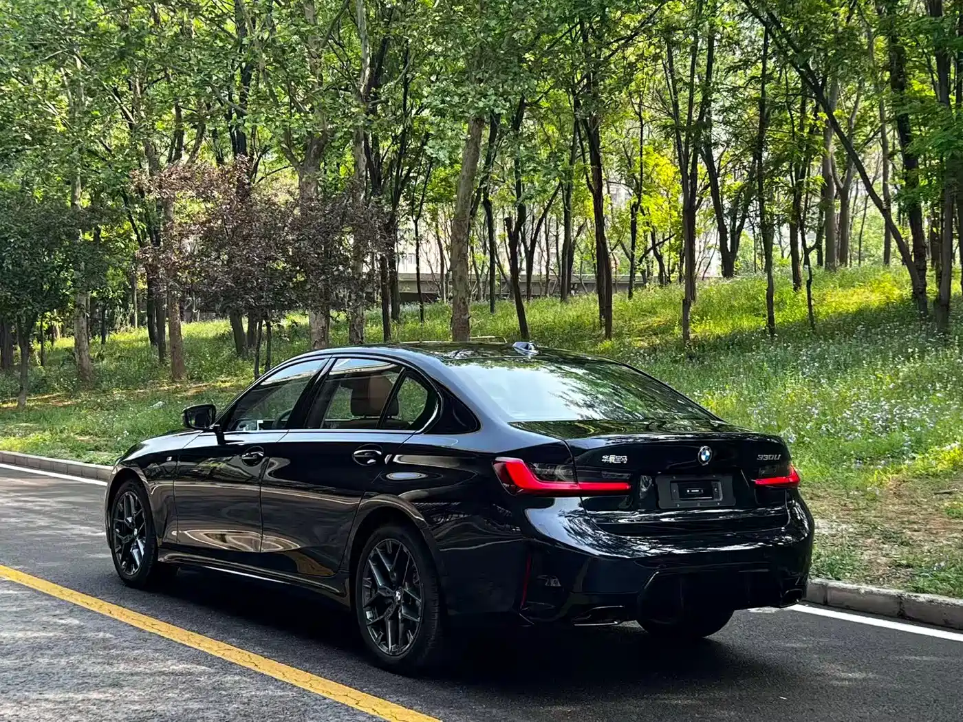BMW 3 Series 2026 330Li M Sport Shadowline Package фото 15