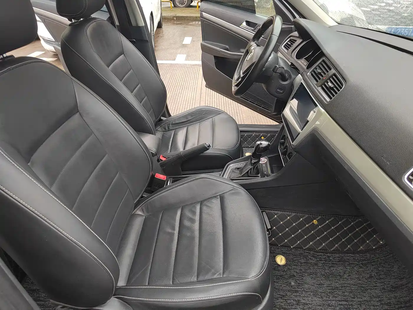 Volkswagen Lavida 2017 1.6L Automatic Comfort Edition фото 7