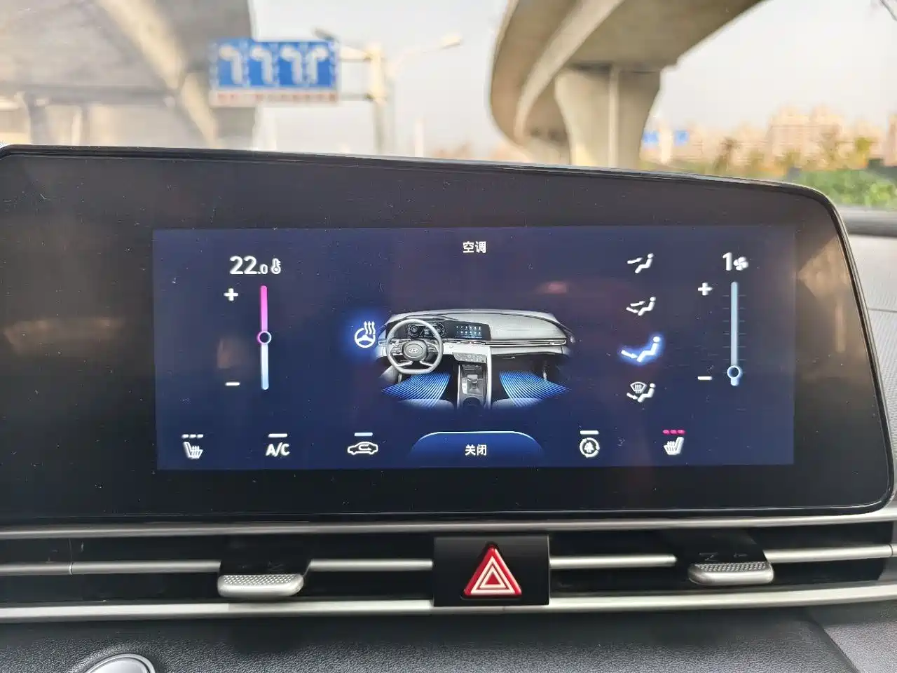 Hyundai Elantra 2022 1.5L CVT LUX Premium Edition фото 16