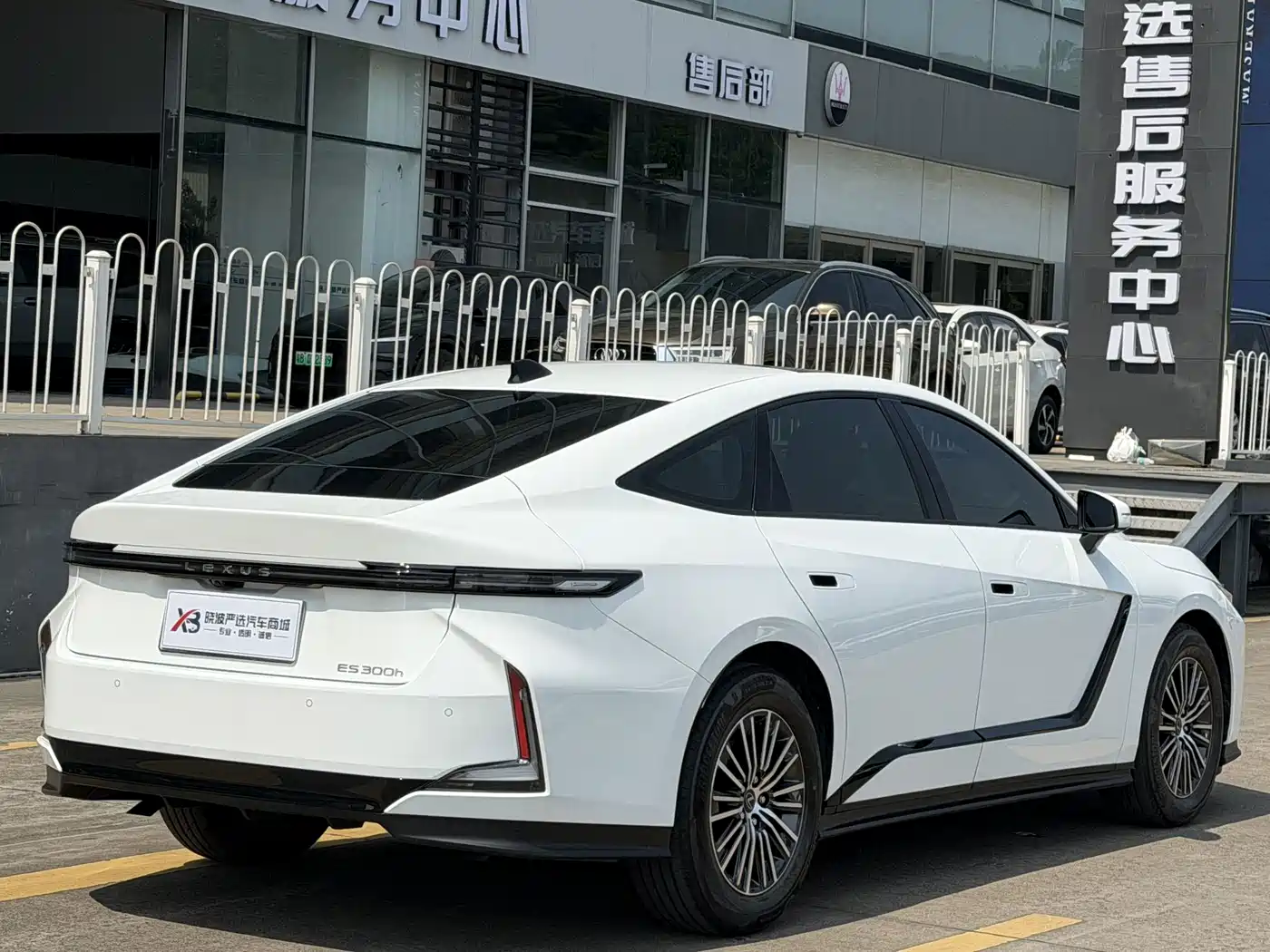 Lexus ES 2026 2025 Model 300h Base Version