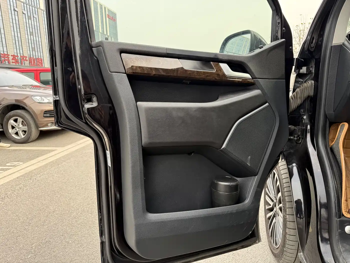 Volkswagen Multivan 2018 2.0TSI 4WD Premium Edition 7-Seater фото 6