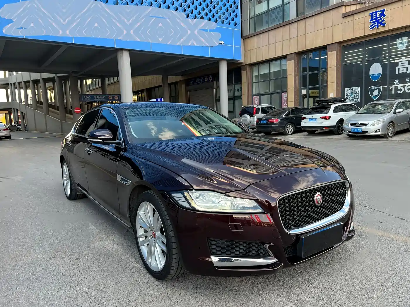 Photo 3 - Jaguar XFL