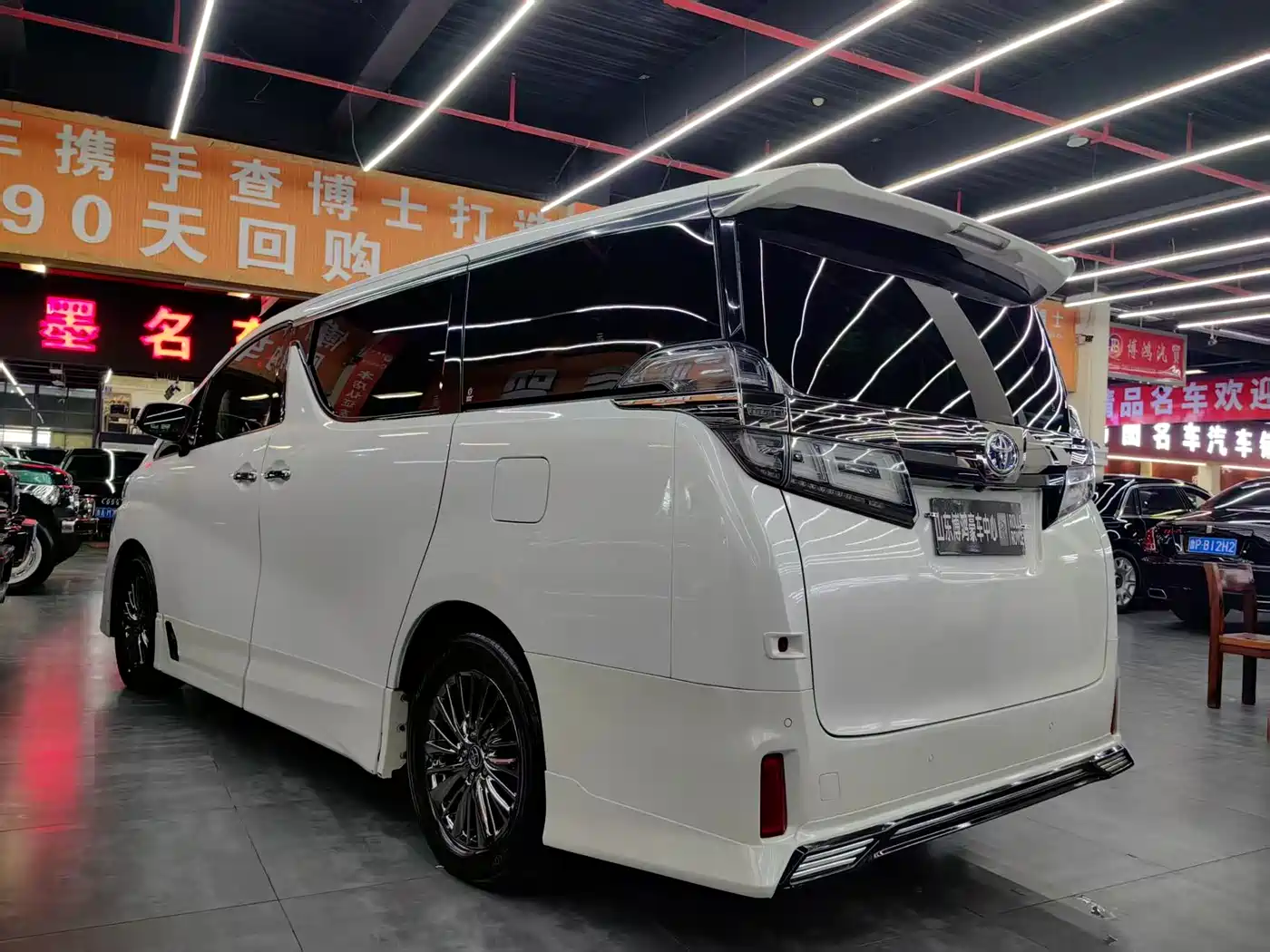 Toyota Vellfire 2019 Hybrid 2.5L HV Premium Edition фото 15